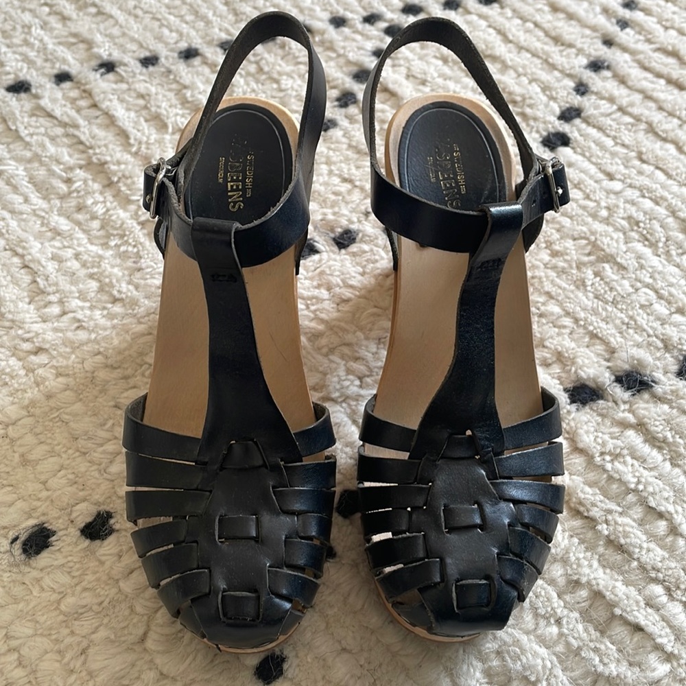 Super cute T-strap Swedish Hasbeens